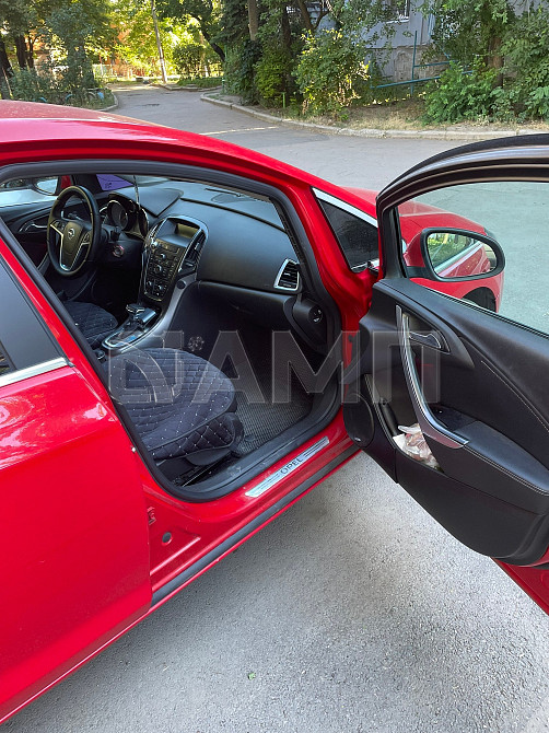 Opel Astra 2012  - изображение 1